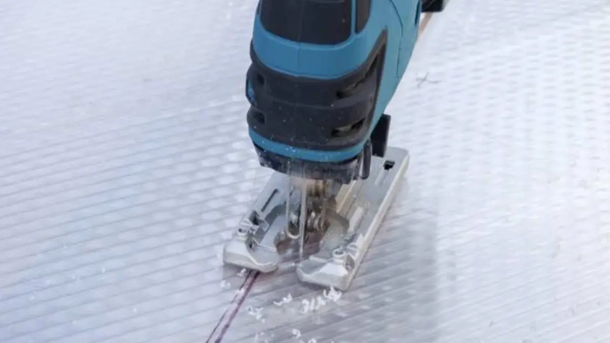 What should you use to cut multi-wall polycarbonate? Proven methods for cutting without cracks